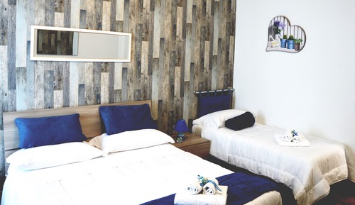 Habitación triple superior, balcón, vistas a la ciudad (Lavanda - Private external bathroom)