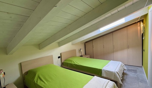 Apartamento familiar, 2 habitaciones, 2 baños, junto a la montaña (Mansarda di Pianello)