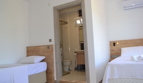 Habitación triple, vistas al jardín, planta baja