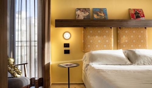 Habitación superior con 1 cama doble o 2 individuales, balcón, vistas al mar