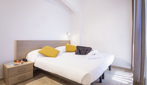 Habitación estándar con 1 cama doble o 2 individuales, vistas parciales al mar