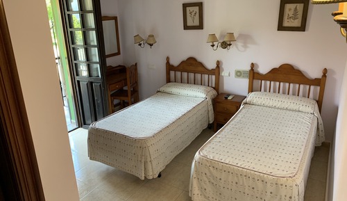 Habitación con 2 camas individuales, baño privado