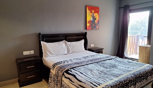 Apartamento clásico, 2 habitaciones, balcón, vistas parciales al mar (E17)