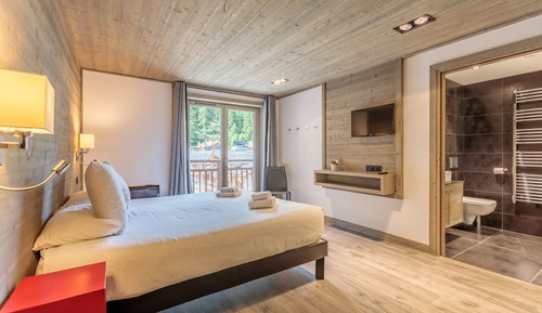 Habitación superior con 1 cama doble o 2 individuales, balcón