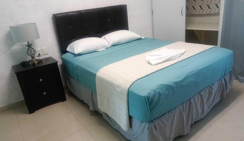 Suite familiar, 1 cama de matrimonio con sofá cama, no fumadores, baño privado