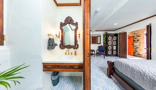 Habitación superior, 1 cama de matrimonio, lanai, junto a la piscina (w/AC)