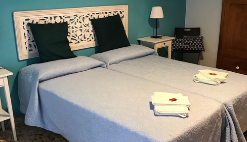 Habitación con 2 camas individuales, 2 camas individuales, baño compartido