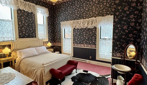 Queen Bed, Private Bathroom