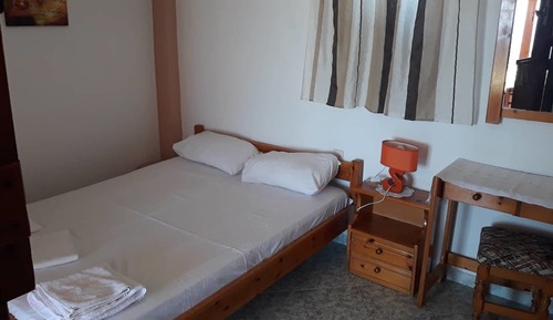 Habitación básica con 1 cama doble o 2 individuales, fumadores