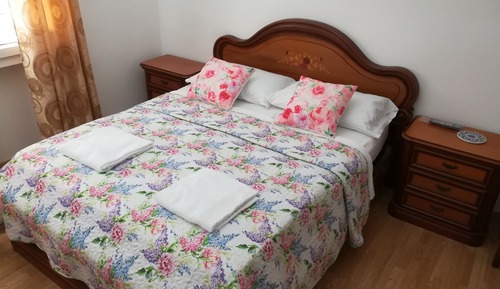 Habitación estándar con 1 cama doble o 2 individuales, baño compartido