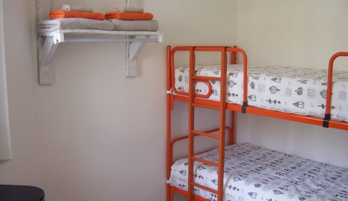 Habitación con 2 camas individuales, baño privado