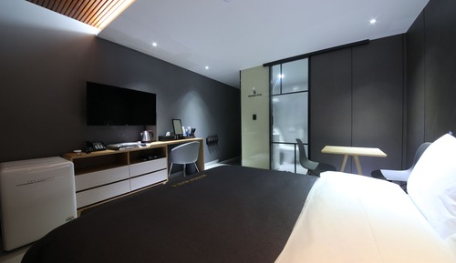 Suite (Air purifier, Netflix)