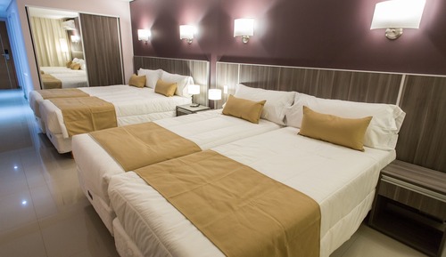 Habitación superior, varias camas (View)