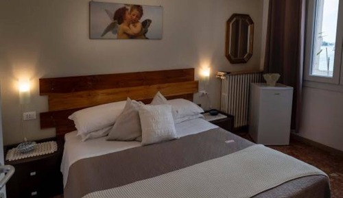 Habitación estándar doble, 1 cama de matrimonio, vistas parciales al mar, en la zona del jardín