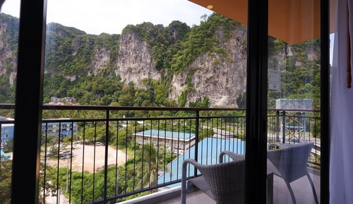Deluxe Limestone Cliff View