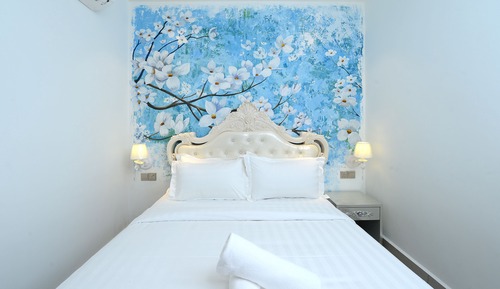 Art Queen (No Window)