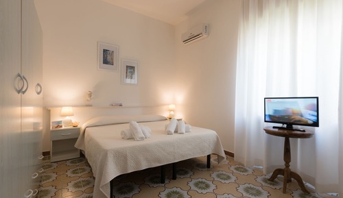 Camera Quadrupla Economy