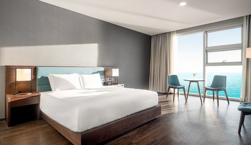 Deluxe Queen. Partial Ocean view