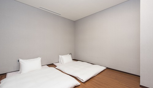 Queen Suite (2 Bedrooms, 1 Queen bed & 2 Futons)- Breakfast and Aqua Park ticket for 2