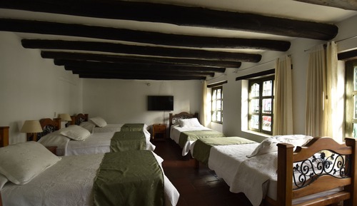 Habitación, varias camas