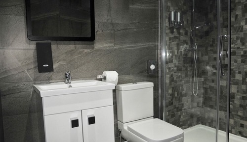 Habitación con 2 camas individuales, baño privado