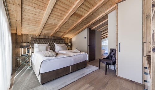 Platin suite with steambath and bar area