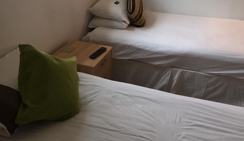 Habitación con 1 cama doble o 2 individuales, baño privado