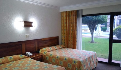 Habitación triple, 2 camas dobles