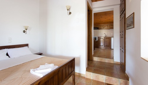 Estudio, cocina básica, en la zona del patio