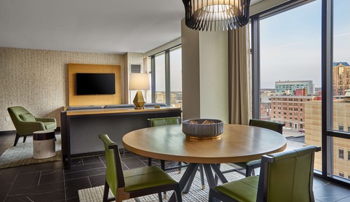 Suite superior, 1 cama de matrimonio grande (Mobility & Hearing, Roll-in Shower)