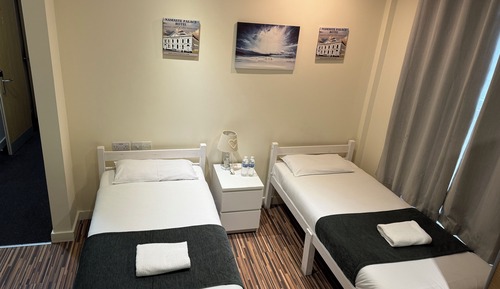 Habitación estándar con 1 cama doble o 2 individuales, baño compartido