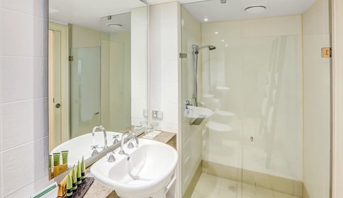 Gardenview One Bedroom apartment with private rooftop spa