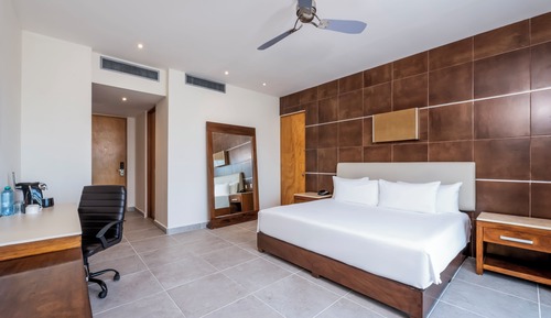 Standard Room, 1 King Bed (Acceso Gratis a Club de Playa)