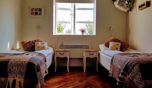 Habitación básica con 2 camas individuales, baño compartido