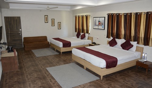 Habitación cuádruple básica, 1 cama de matrimonio grande, no fumadores, vistas a la montaña