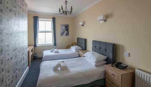 Habitación con 2 camas individuales, baño privado, vistas al mar