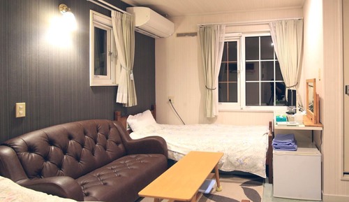 Habitación con 1 cama doble o 2 individuales, baño privado (For 1-2 guests)