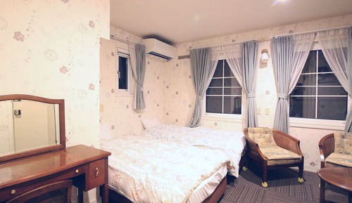 Habitación con 2 camas individuales, baño privado, en esquina (2nd Floor)