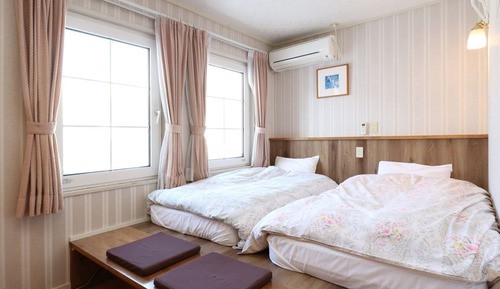 Habitación con 2 camas individuales, baño privado (Up to 3 Guests)