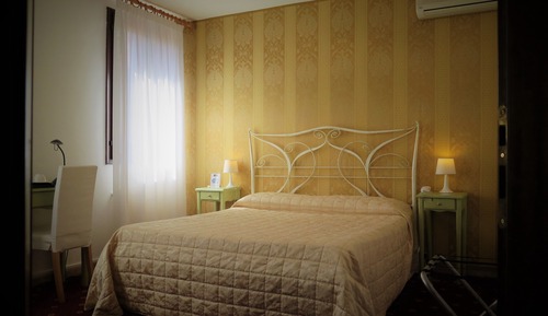 Habitación superior con 1 cama doble o 2 individuales, baño privado