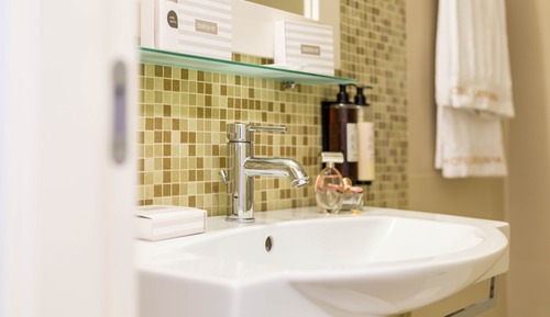 Habitación con 1 cama doble o 2 individuales, vistas parciales al mar