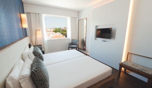 Habitación superior con 2 camas individuales, vistas a la ciudad