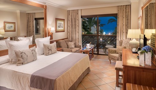 Suite Senior (2 adultos y 2 niños)