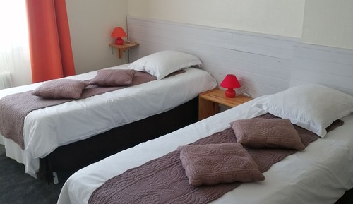 Habitación con 2 camas individuales