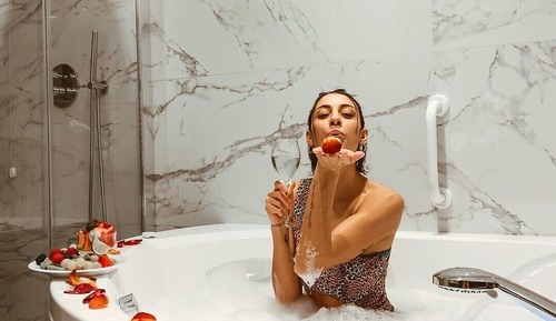 Suite, bañera de hidromasaje, vistas al patio