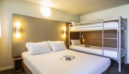 Habitación cuádruple, varias camas