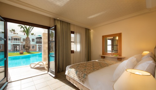 Suite, acceso a la piscina, mirando al mar