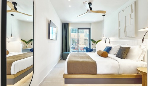 Double Swim Up Side Sea View