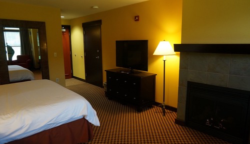 Mountain View Queen Guestroom ADA