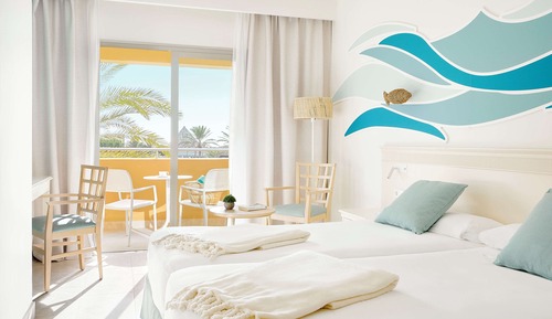 Suite familiar, vistas a la piscina (2 adults & 1 Child)